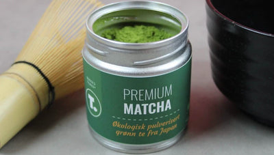 Matcha i boks med visp og bolle